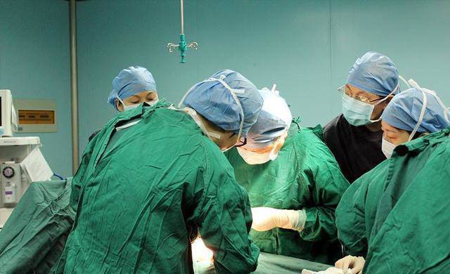 Sản phụ đến bệnh viện khi đã quá ngày dự sinh, bác sĩ lắc đầu khi lấy bé ra - 1