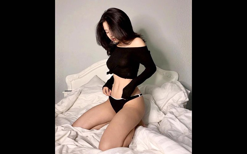 Hot girl giường chiếu diện quần nội y nhỏ xíu màu đen mix kèm với áo crop top trễ vai trông rất hấp dẫn. 

