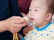 Sức khỏe - Bé 2 tháng tuổi tử vong vì mẹ cho ăn chuối trước khi ngủ