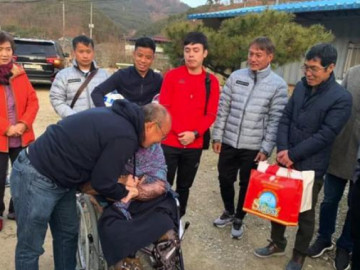 HLV Park Hang Seo xúc động khi gặp lại mẹ già 97 tuổi ở quê nhà