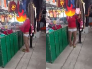 Tin tức - Người phụ nữ hồn nhiên thử đồ lót trước cửa hàng, còn soi gương xem đã vừa chưa