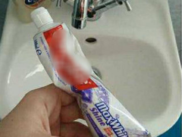 Cặp vợ chồng ly hôn vì không thống nhất được cách bóp kem đánh răng