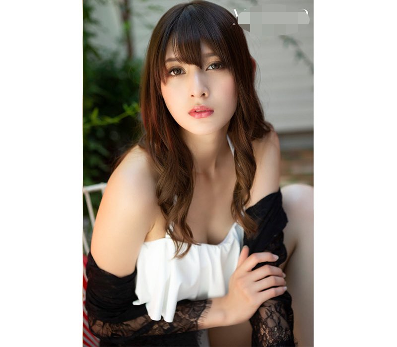 Angela Mei, sinh năm 1997, là gương mặt hotgirl kiêm người mẫu nổi tiếng trên mạng xã hội Nhật.
