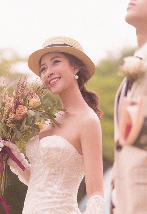 Đám cưới cầu thủ Phan Văn Đức: Vợ hot girl chẳng có gì ngoài vàng đeo khắp người - 5