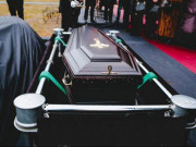 Tin tức - Muốn nhìn mặt vợ lần cuối, chồng và con trai sốc nặng khi mở nắp quan tài