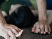 Tin tức - Tỉnh dậy sau ca cấp cứu, người phụ nữ sốc khi biết chuyện nam y tá làm với mình