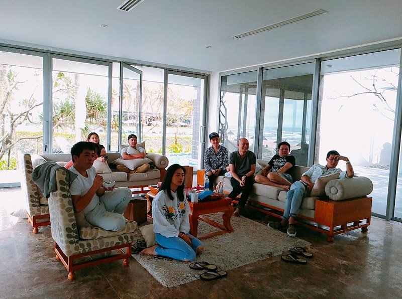 Với chiếc áo sơ mi giá rẻ, Ngô Thanh Vân có thể diện mọi phong cách trong 3 năm trời - 5