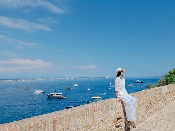 Với chiếc áo sơ mi giá rẻ, Ngô Thanh Vân có thể diện mọi phong cách trong 3 năm trời - 10