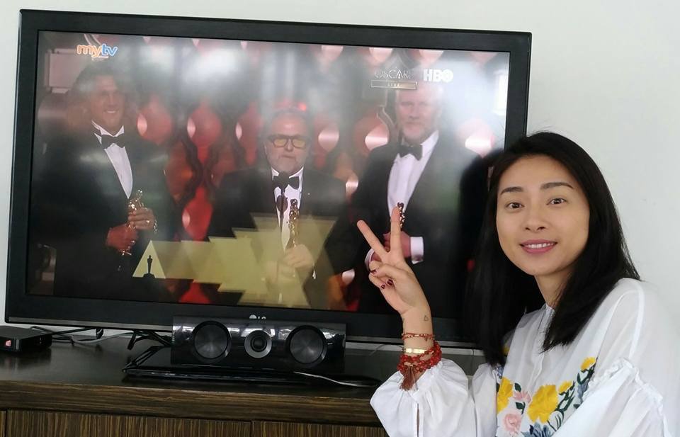 Với chiếc áo sơ mi giá rẻ, Ngô Thanh Vân có thể diện mọi phong cách trong 3 năm trời - 4