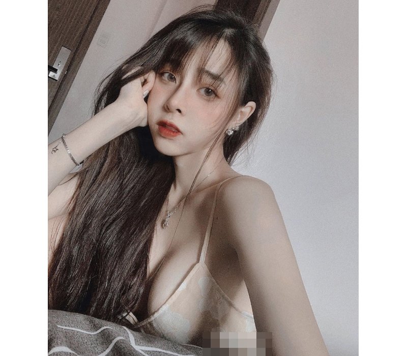 Tuy dính phải scandal không hay về đời tư nhưng Bích Hạnh vẫn vô tư chia sẻ hình ảnh khoe dáng sexy lên mạng xã hội.
