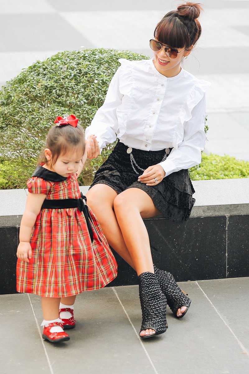 Nhân dịp này, siêu mẫu Hà Anh “rủ” con gái thực hiện một bộ hình đón mùa lễ hội, hai mẹ con cùng đáng yêu xuống phố.
