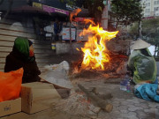 Tin tức - Những phận người phụ nữ co ro trong giá rét cuối năm: “Muốn lắm nhưng có nhà đâu để về”