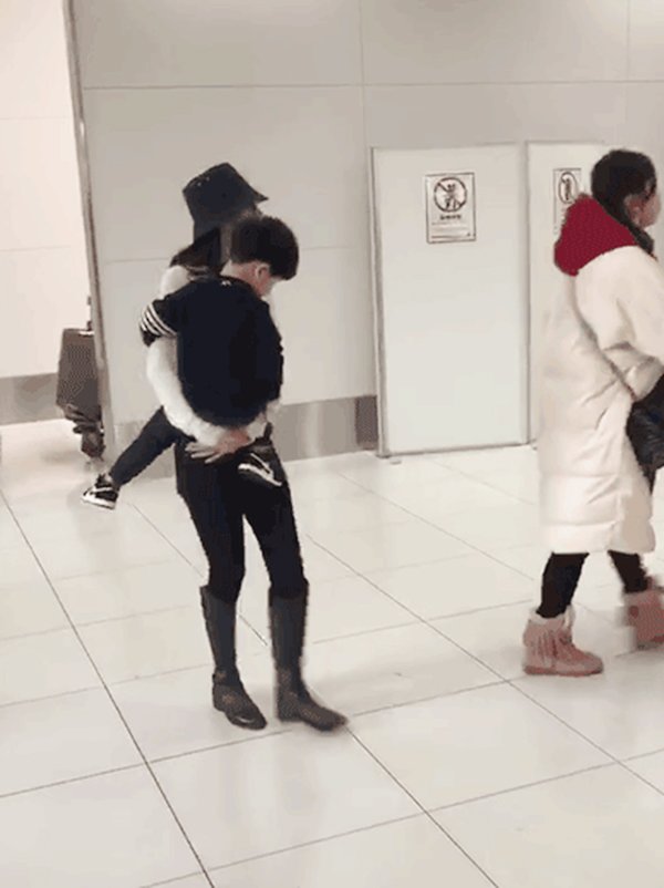 Huỳnh Hiểu Minh bỗng dưng mất tích, Angelababy một mình bế con trai ra ngoài - 1