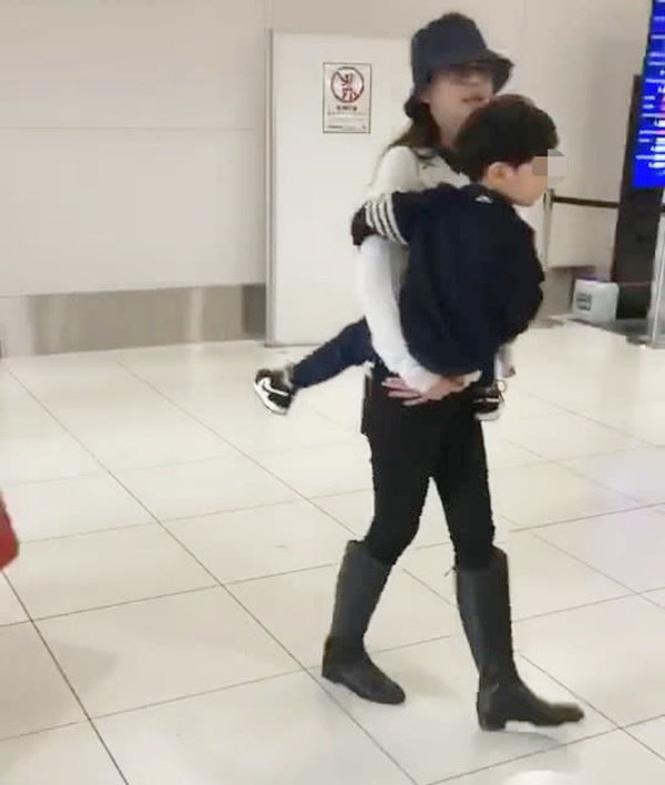 Huỳnh Hiểu Minh bỗng dưng mất tích, Angelababy một mình bế con trai ra ngoài - 3