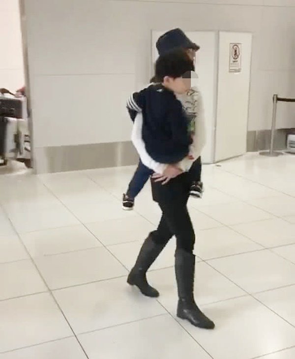 Huỳnh Hiểu Minh bỗng dưng mất tích, Angelababy một mình bế con trai ra ngoài - 4