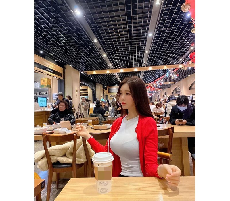 Cách đây ít ngày, cộng đồng mạng châu Á đang truyền tay nhau hình ảnh một hotgirl vô cùng xinh đẹp dẫu cô nàng chỉ đang ngồi uống cafe như bao vị khách khác.
