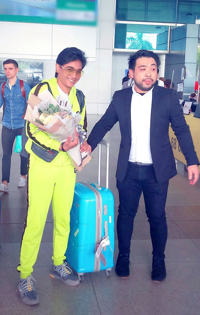 Cặp đôi amp;#34;đắt giá nhất Bollywoodamp;#34; Shivani Surve và Kartikey Malviya đổ bộ sân bay Việt Nam - 2