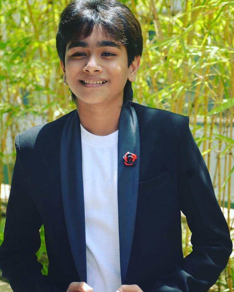 Cặp đôi amp;#34;đắt giá nhất Bollywoodamp;#34; Shivani Surve và Kartikey Malviya đổ bộ sân bay Việt Nam - 5