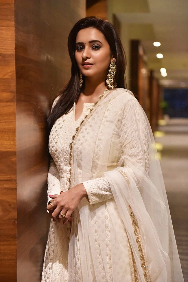 Cặp đôi amp;#34;đắt giá nhất Bollywoodamp;#34; Shivani Surve và Kartikey Malviya đổ bộ sân bay Việt Nam - 3