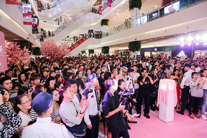 Hàng trăm cô gái xếp hàng chờ mua sản phẩm trang điểm mới của Hà Hồ - 1