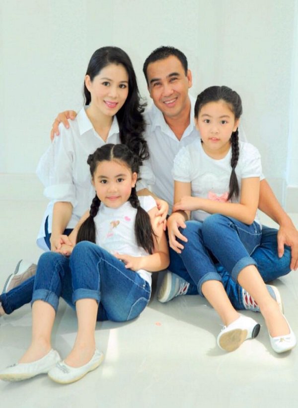 Không diện đồ đỏ như nhiều người, gia đình MC Quyền Linh khác biệt dịp Giáng sinh - 2