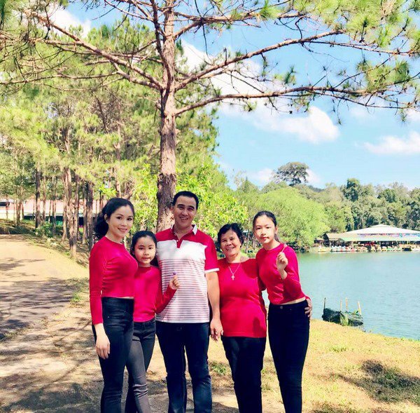 Không diện đồ đỏ như nhiều người, gia đình MC Quyền Linh khác biệt dịp Giáng sinh - 5