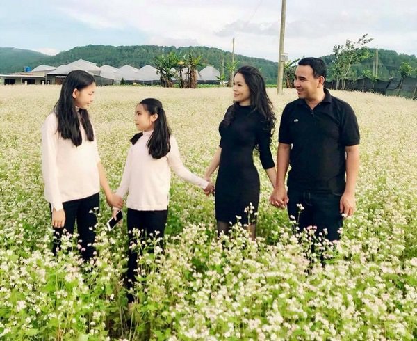 Không diện đồ đỏ như nhiều người, gia đình MC Quyền Linh khác biệt dịp Giáng sinh - 6