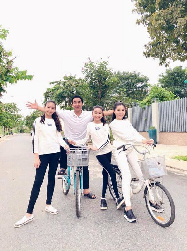 Không diện đồ đỏ như nhiều người, gia đình MC Quyền Linh khác biệt dịp Giáng sinh - 8