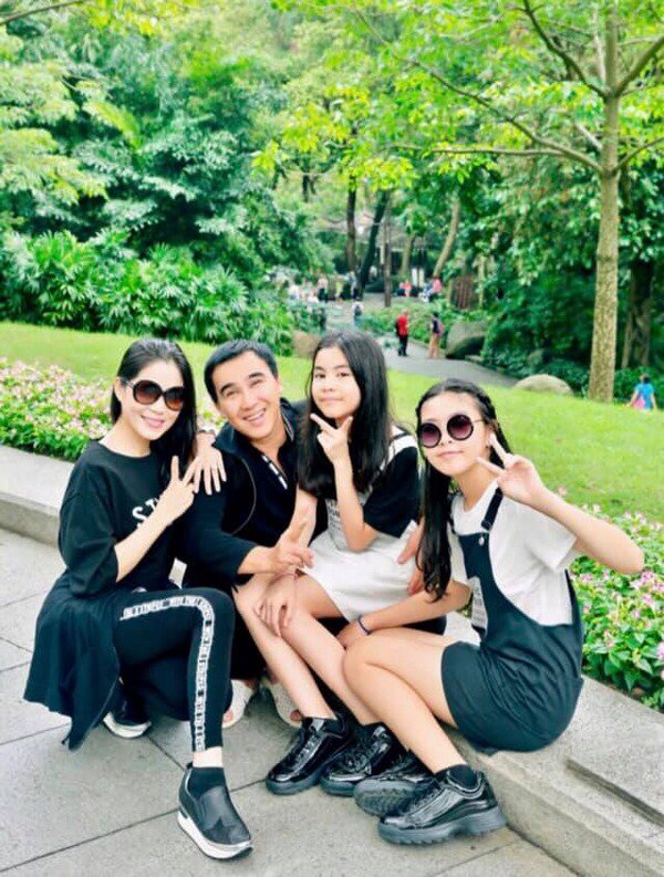 Không diện đồ đỏ như nhiều người, gia đình MC Quyền Linh khác biệt dịp Giáng sinh - 9