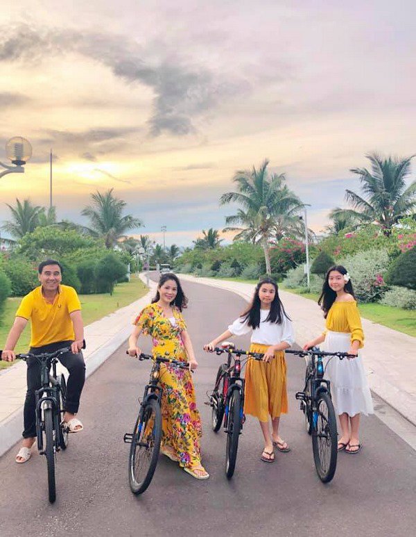 Không diện đồ đỏ như nhiều người, gia đình MC Quyền Linh khác biệt dịp Giáng sinh - 11