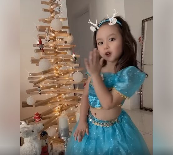 Con gái Lưu Hương Giang hóa nữ hoàng băng giá hát tiếng Anh, vừa xinh lại điệu ai cũng khen - 1