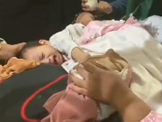 Làm mẹ - Bé gái gào khóc bên thi thể mẹ, đọc lá thư bà mẹ để lại ai cũng bật khóc