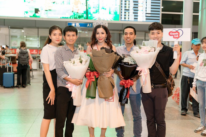 tan hoa hau mrs international world 2019 oanh le duoc chao don khi ve nuoc - 1