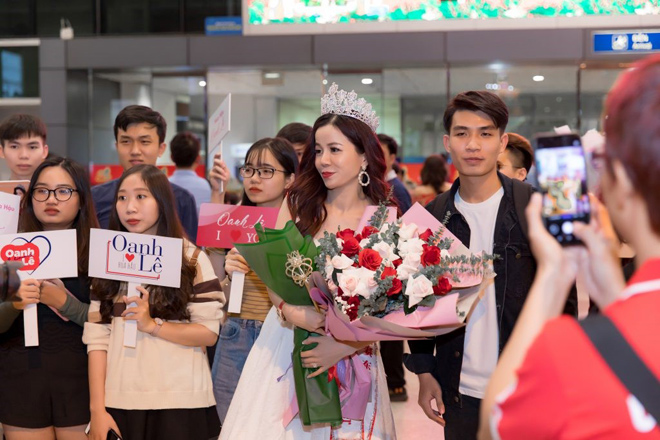 tan hoa hau mrs international world 2019 oanh le duoc chao don khi ve nuoc - 2