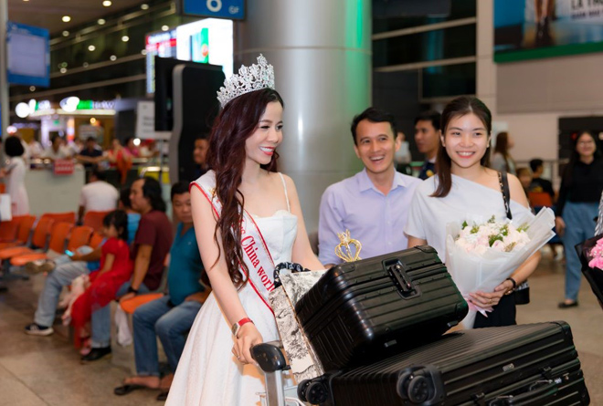 tan hoa hau mrs international world 2019 oanh le duoc chao don khi ve nuoc - 3