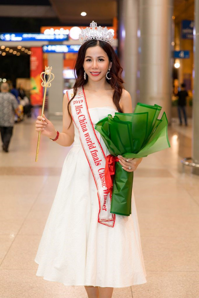 tan hoa hau mrs international world 2019 oanh le duoc chao don khi ve nuoc - 4