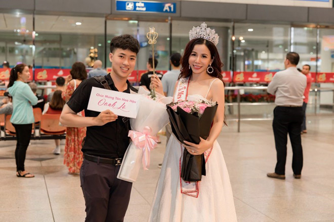 tan hoa hau mrs international world 2019 oanh le duoc chao don khi ve nuoc - 5