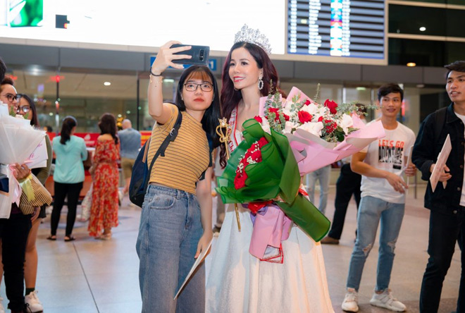 tan hoa hau mrs international world 2019 oanh le duoc chao don khi ve nuoc - 6