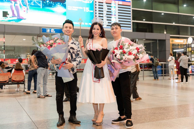 tan hoa hau mrs international world 2019 oanh le duoc chao don khi ve nuoc - 7