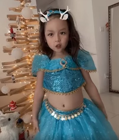 Con gái Lưu Hương Giang hóa nữ hoàng băng giá hát tiếng Anh, vừa xinh lại điệu ai cũng khen - 2