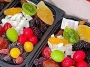 Tiêu dùng - Mứt Tết được quảng cáo cao cấp nhưng giá rẻ giật mình, nhiều người sợ nhưng vẫn mua