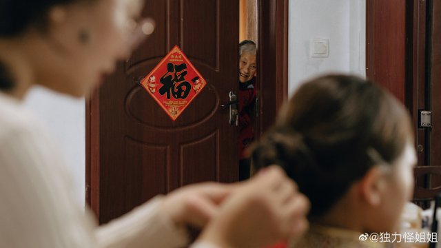 Mải trang điểm để chuẩn bị làm đám cưới, cô dâu bật khóc khi nhìn ra cửa phòng - 1