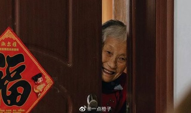 Mải trang điểm để chuẩn bị làm đám cưới, cô dâu bật khóc khi nhìn ra cửa phòng - 2