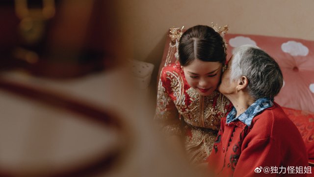 Mải trang điểm để chuẩn bị làm đám cưới, cô dâu bật khóc khi nhìn ra cửa phòng - 3