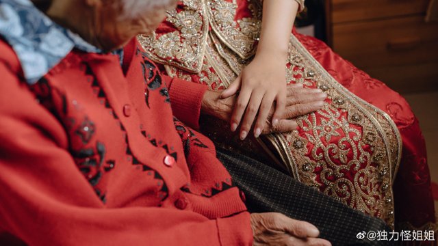 Mải trang điểm để chuẩn bị làm đám cưới, cô dâu bật khóc khi nhìn ra cửa phòng - 4