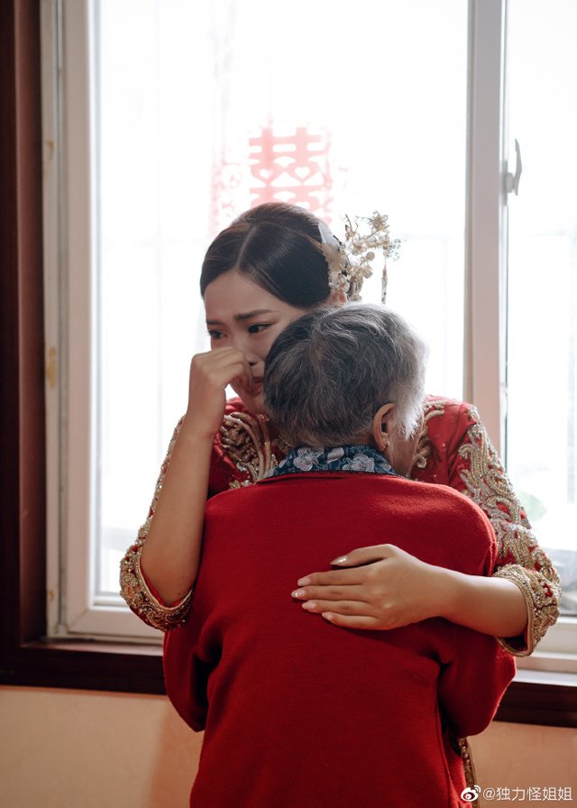 Mải trang điểm để chuẩn bị làm đám cưới, cô dâu bật khóc khi nhìn ra cửa phòng - 5