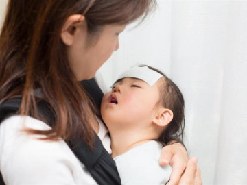 Trẻ sốt chân tay lạnh có nên đi tất và cách xử lý hiệu quả 
