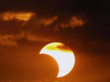 Nhật thực cuối cùng của thập kỷ : Đẹp như vầng trăng khuyết mọc giữa ban ngày