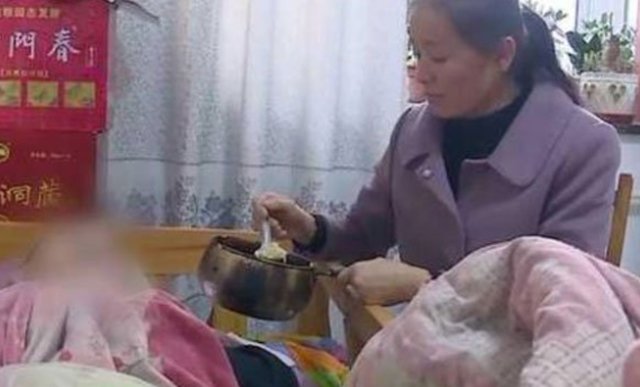 22 năm chăm sóc chồng bại liệt, vợ ra quyết định khiến ai cũng xúc động - 1