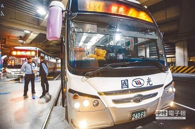 Cặp đôi say rượu ngủ quên trên xe buýt, đến khi bị đánh thức mới biết chuyện kinh hoàng - 1